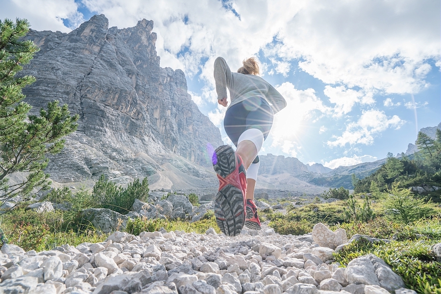 Femme sportive pratiquant la course à pied, trail en montagne©iStock-870146302©swissmediavision - CRTL Occitanie