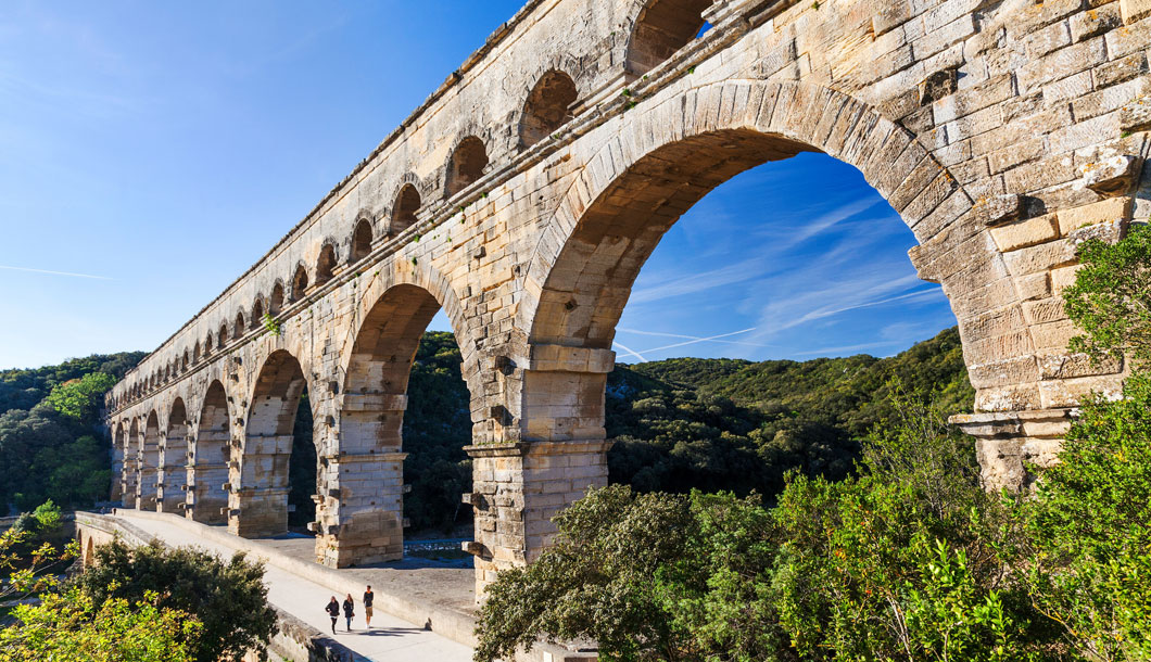 Pont du Gard, Ligne 121 liO car