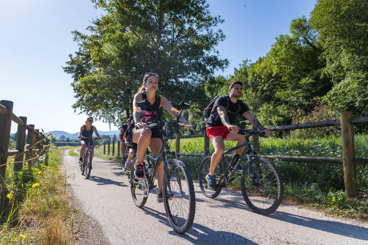 VTT sur la voie verte de Saint-Girons ©Charles Ripon - Ariège Pyrénées Tourisme