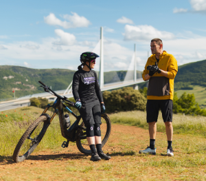 Reportage VTT autour du Viaduc de Millau et VTT avec Marine Cabirou -Bike Park Millau ©Julien Abellan - Vélo Vert / production vidéo Jordan Colin - CRTL Occitanie