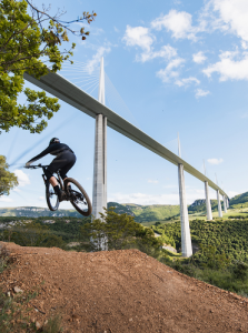 Reportage VTT autour du Viaduc de Millau et VTT avec Marine Cabirou -Bike Park Millau ©Julien Abellan - Vélo Vert / production vidéo Jordan Colin - CRTL Occitanie