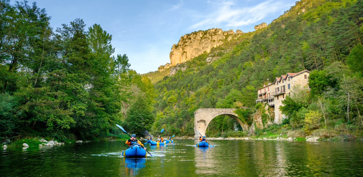 Packraft, kayac-rafting dans les Gorges du Tarn ; Tanara Aventure ©© Rémi Flament - PACT GDT - CRTL Occitanie